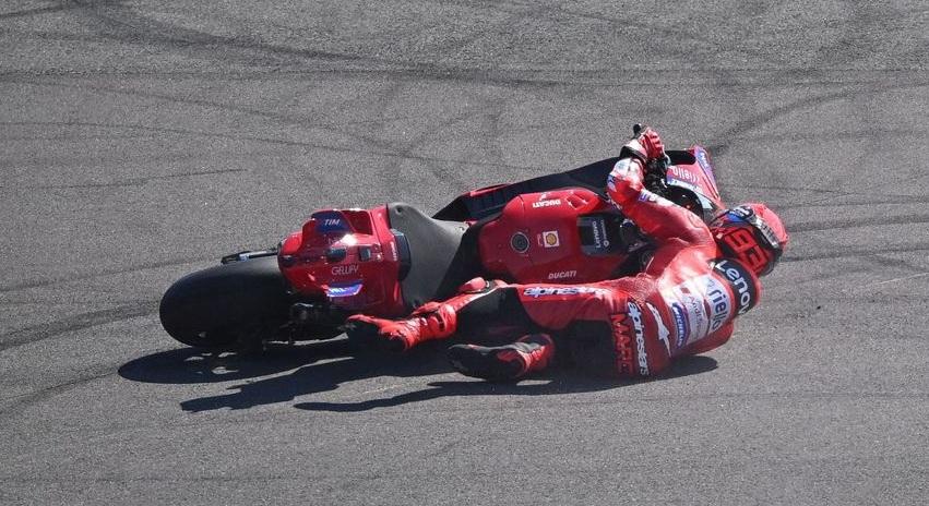 Marc-Marquez-terjatuh-dalam-sesi-practice-MotoGP-Indonesia-2025.jpg