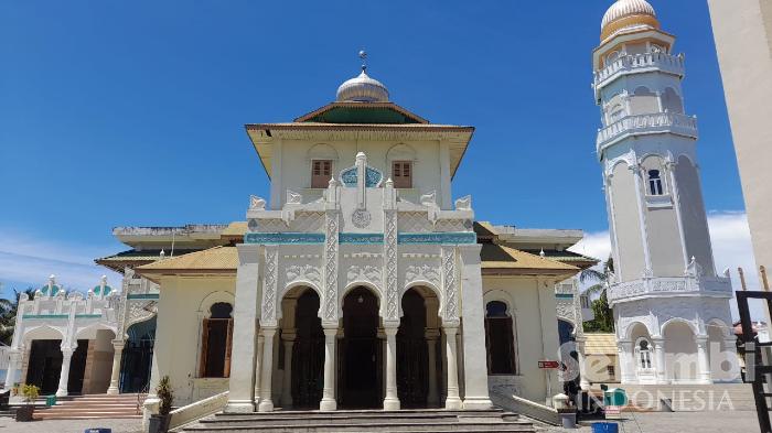 Masjid-Baiturrahim-Ulee-Lheue-masjid-jumat.jpg