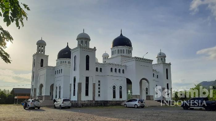 Masjid-jumat-masjid-aceh-besar-Masjid-Al-Ikhlas-Kecamatan-Leupung.jpg
