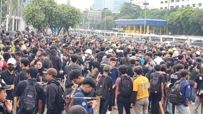 Massa-tolak-UU-TNI-yang-berasal-dari-kelompok-masyarakat-sipil-dan-mahasiswa.jpg