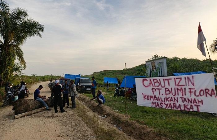 Masyarakat-mendirikan-tenda-dan-memblokade-jalan-masuk-PT-Bumi-Flora.jpg
