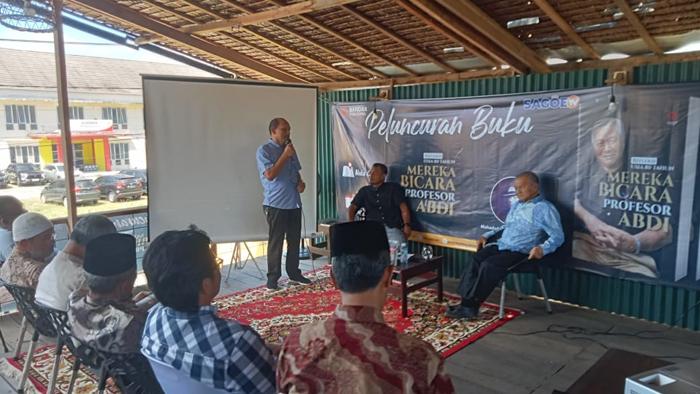 Meluncurkan-buku-Mereka-Bicara-Profesor-Abdi.jpg