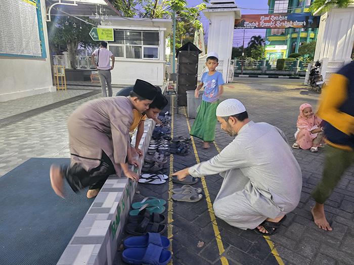 Masjid Agung Al Falah Kerahkan Puluhan Relawan Cilik, Rapikan Sandal Jamaah