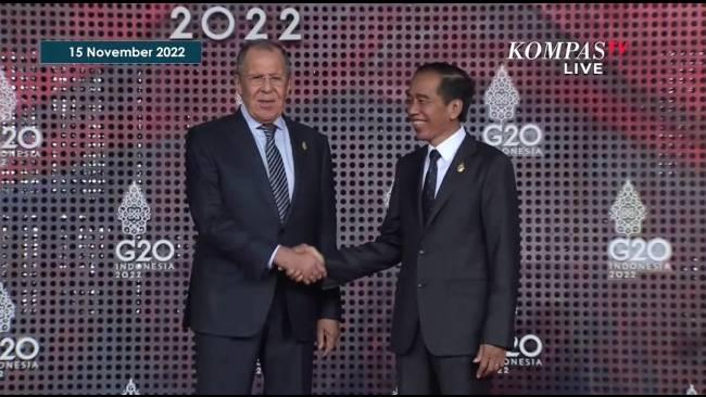 Menlu-Rusia-Sergey-Lavrov-bersalaman-dengan-Presiden-Jokowi.jpg