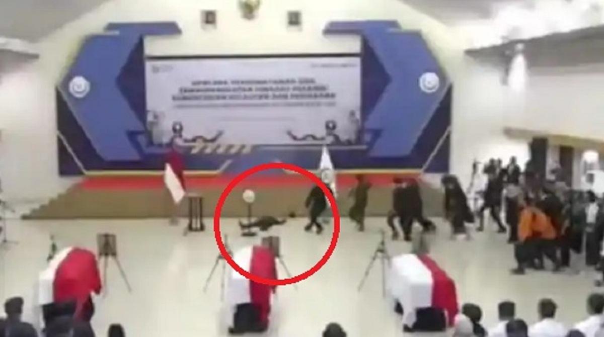 Menteri-KP-Sakti-Wahyu-Trenggono-pingsan-saat-penyerahan-jenazah.jpg