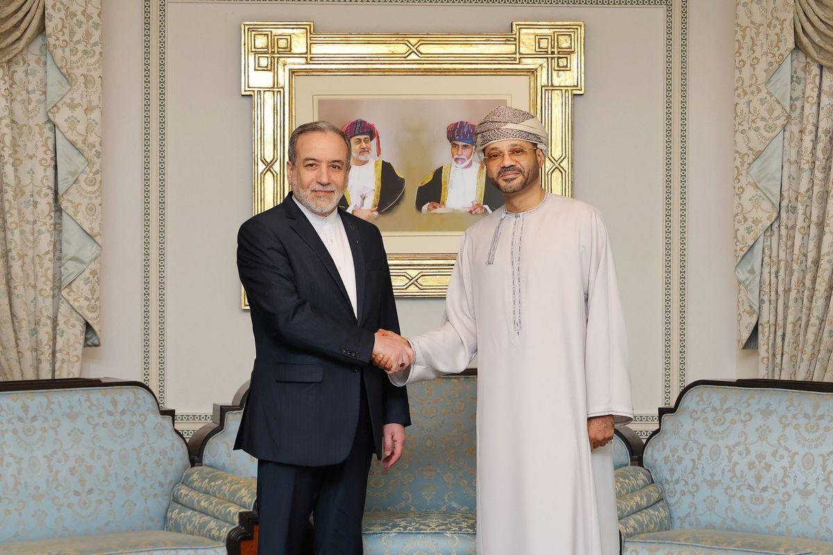 Menteri-Luar-Negeri-Iran-Abbas-Araghchi-DAN-Menlu-Oman-Badr-bin-Hamad-Al-Busaidi.jpg
