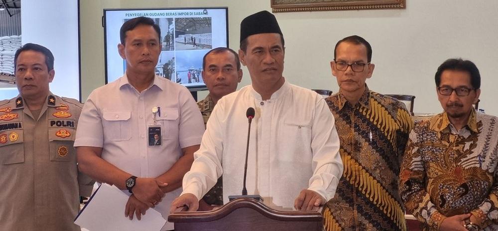 Menteri-Pertanian-Amran-Sulaiman-saat-konferensi-pers-di-Jakarta-Minggu-23112025.jpg