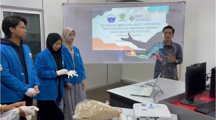 Mhd-Al-Amin-Nasution-memberikan-pemaparan-saat-Pengabdian-Kepada-Masyarakat-di-Malaysia.jpg
