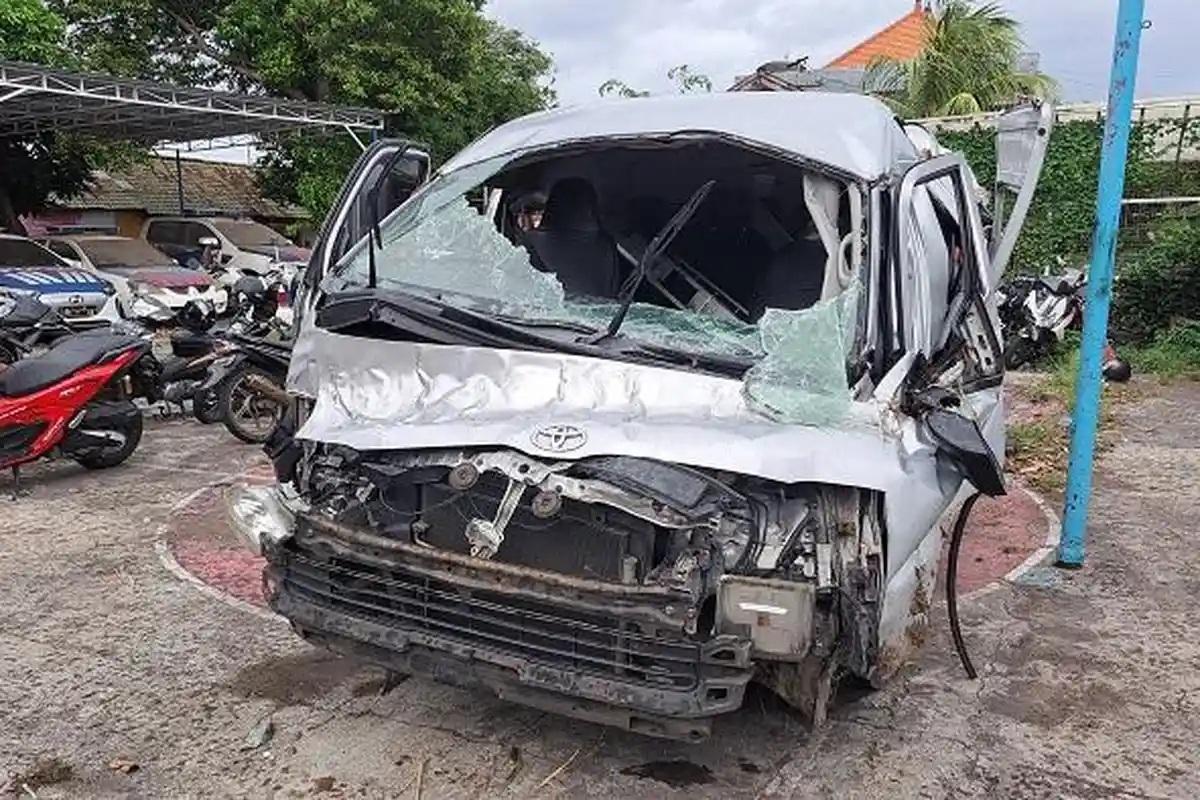 Minibus-yang-mengangkut-rombongan-wisatawan-asal-China-mengalami-kecelakaan-di-Buleleng-Bali.jpg