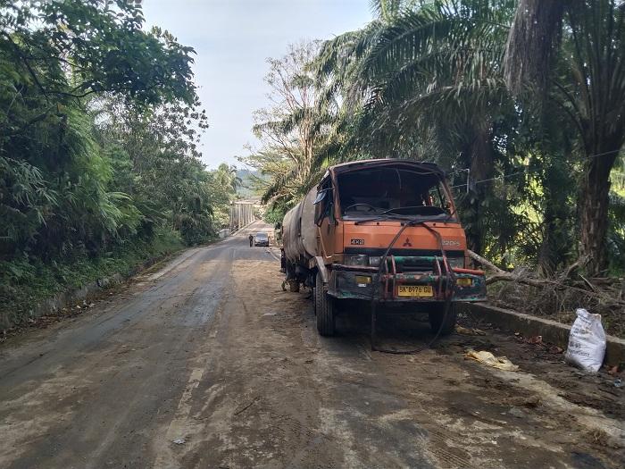 Mobil-tangki-pengikut-CPO-yang-alami-kecelakaan-tunggal-di-jalan-lintas-Singkil-Subulussalam.jpg