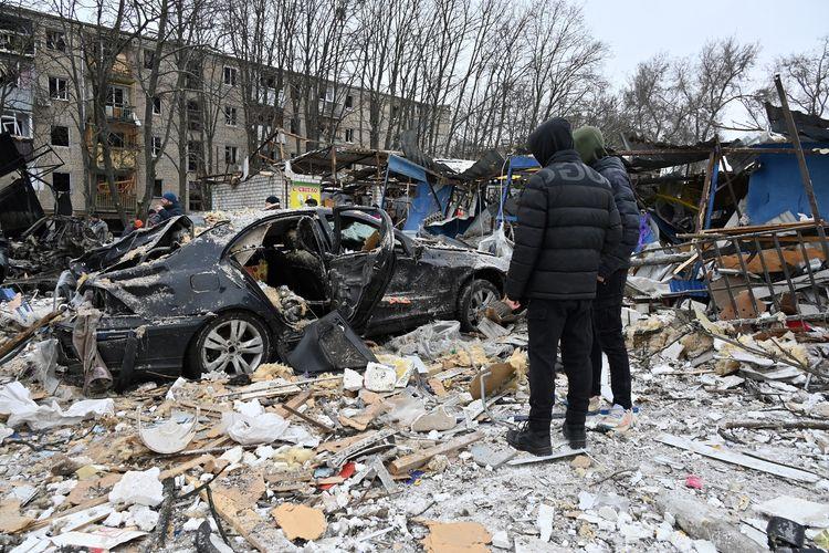 Mobil-yang-hancur-setelah-terkena-serangan-rudal-Rusia-di-Kota-Kharkiv-Ukraina.jpg
