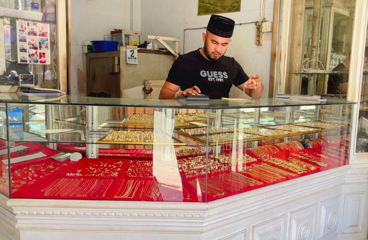 Mori-pengelola-Toko-emas-London-di-Lhokseumawe-menjual-emas2.jpg