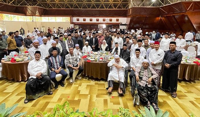 Mualem-Bahas-Isu-Ekonomi-hingga-Persoalan-JKA-bersama-Ulama-Aceh-di-Anjong-Mon-Mata.jpg