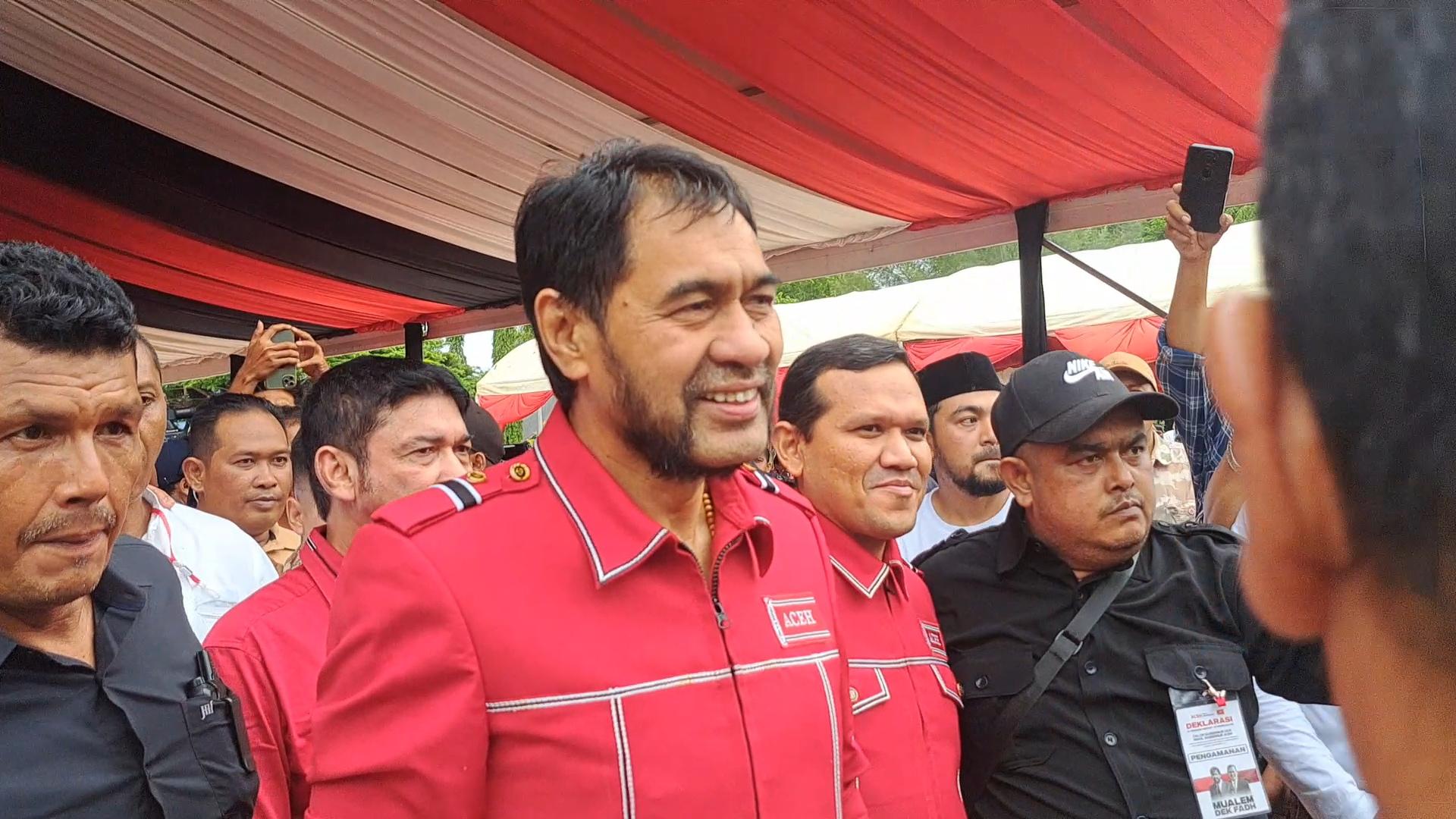 Mualem-tiba-sambil-melempar-senyum-jelang-deklarasi-calon-kepala-daerah-utusan-Partai-Aceh.jpg