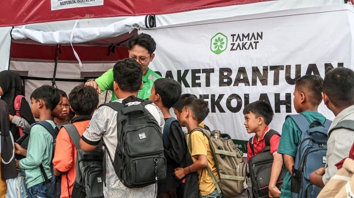 Murid-SDN-Sungai-Liput-Aceh-Tamiang-tanpa-seragam-terlihat-antusias-menerima-bantuan-alat-belajar.jpg