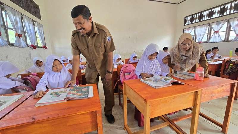 4,5 Bulan Belajar di Lantai Hingga Viral, Kini Murid SDN 9 Kumba Pidie Jaya Pakai Kursi & Meja Baru