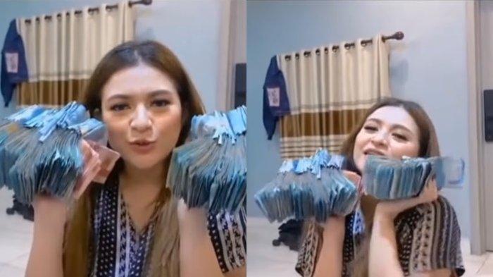 Nathalie-Holscher-terlihat-berbaring-di-atas-tumpukan-uang-saweran.jpg