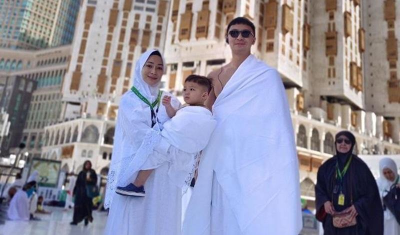 Nikita-Willy-saat-umrah-bersama-anak-dan-suaminya-Indra-Priawan.jpg