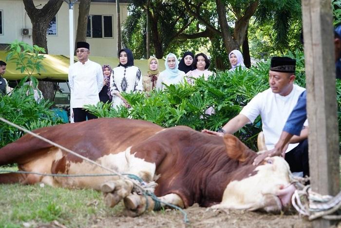Pangdam-IM-Mayor-Jenderal-TNI-Joko-Hadi-Susilo-bersama-Ketua-Persit-KCK-Daerah-Iskandar-Muda.jpg