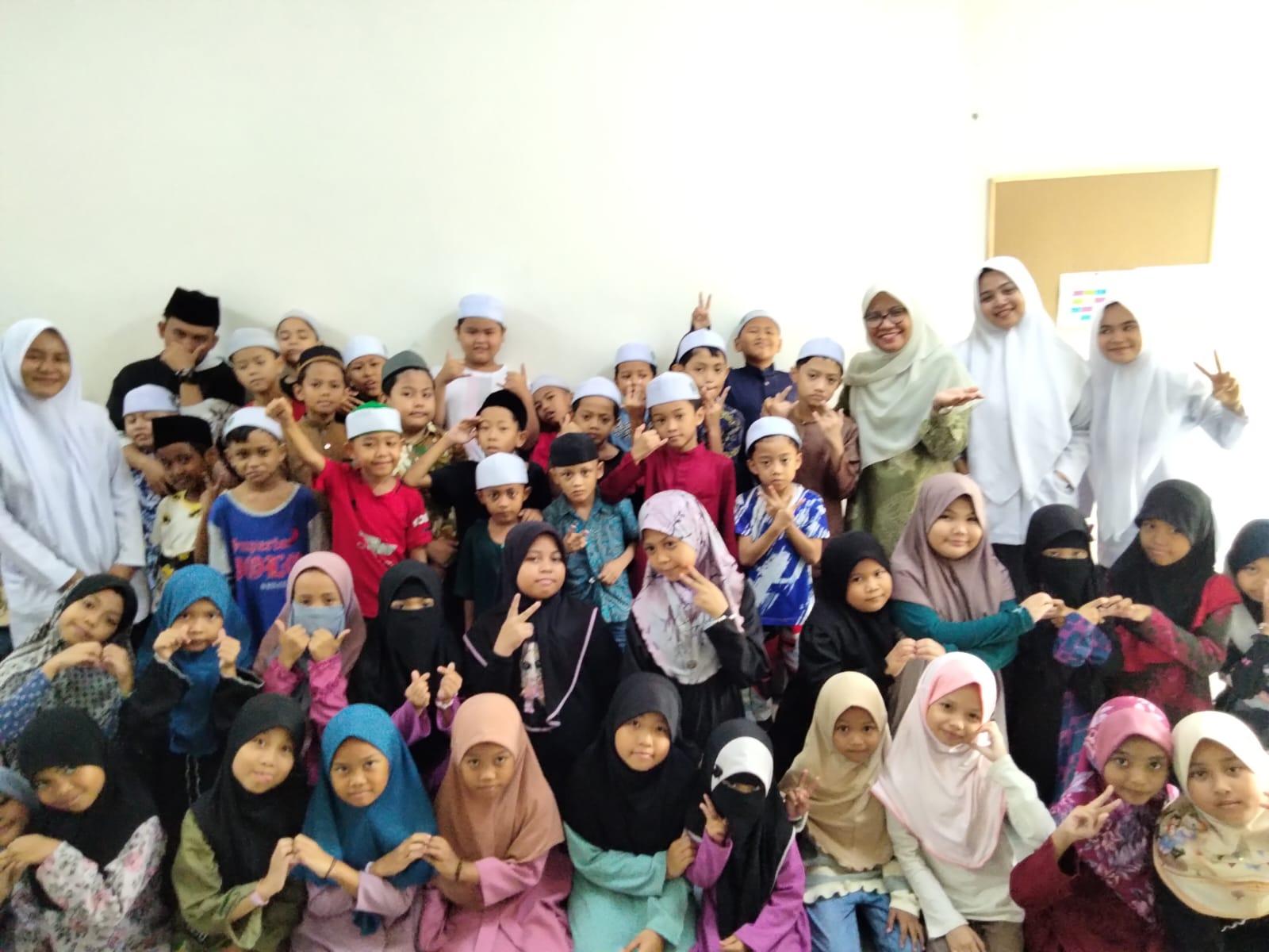 Para mahasiswa KKN Internasional Terintegrasi dari UBBG Banda Aceh berbaur dengan peserta didik pada sanggar belajar di Kuala Lumpur, Malaysia.