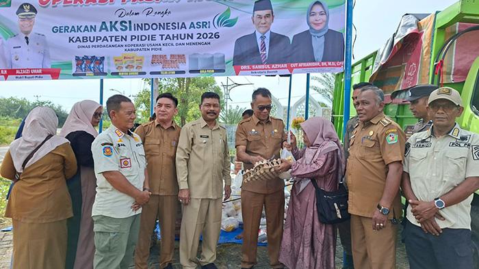 Sekda Pidie Tinjau Pasar Murah, Masyarakat Antre Belanja Bisa Hemat - Serambinews.com
