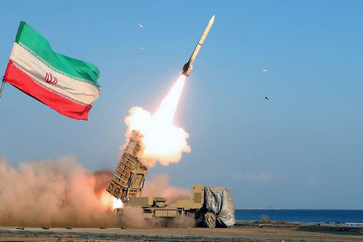 Pasukan-Iran-menembakkan-rudal-dalam-latihan-militer-di-Pantai-Makran-Teluk-Oman-2022.jpg