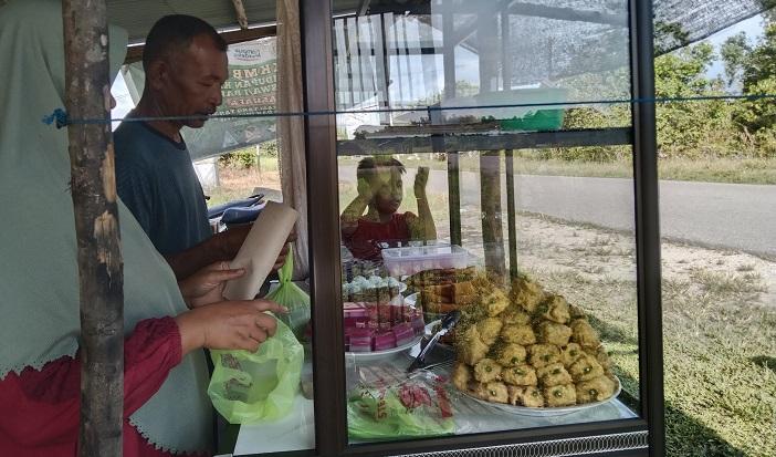 Pedagang-takjil-di-pinggir-jalan-Singkil-Singkil-Utara-2025.jpg