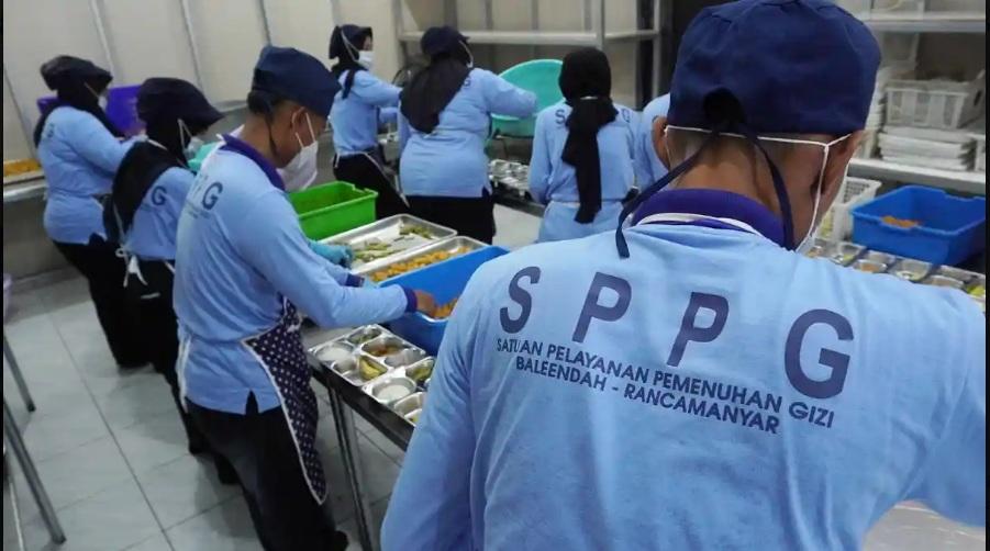 Pegawai-SPPG-sedang-menyiapakn-Program-Makan-Bergizi-Gratis-MBG.jpg