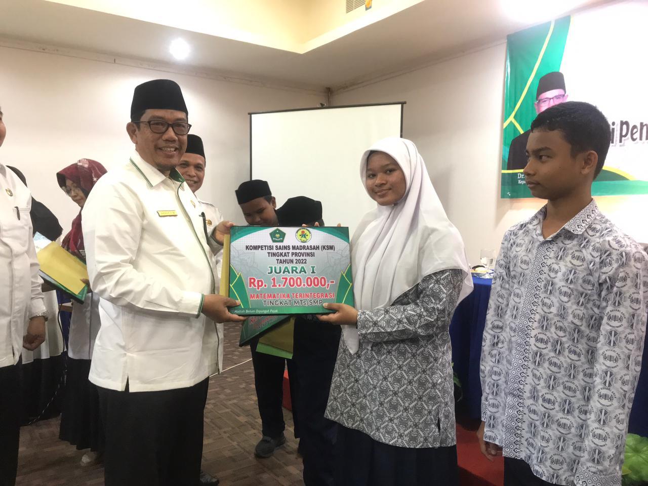 Pelajar-MTsN-1-Model-Banda-Aceh-Khalisa-menerima-hadiah-juara-1-KSM-Tingkat-Provinsi.jpg