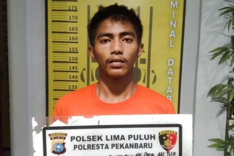 Pelaku-Andika-Destian-saat-diamankan-di-Mapolsek-Limapuluh-Kota-Pekanbaru.jpg