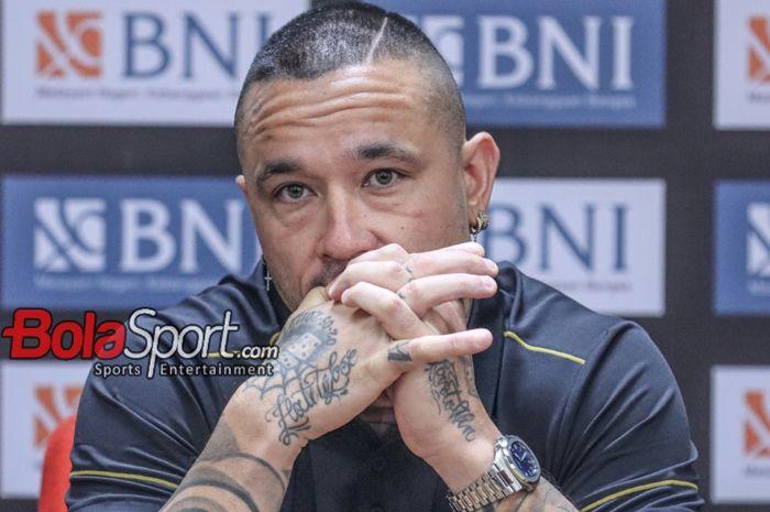 Pemain-Bhayangkara-FC-Radja-Nainggolan-saat-hadir-dalam-sesi-jumpa-pers.jpg