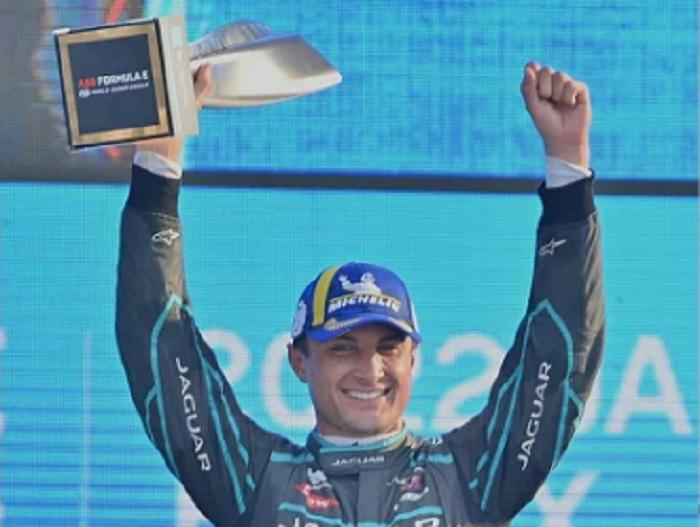 Pembalap-tim-Jaguar-TCS-Mitch-Evans-melakukan-sele.jpg<pf>formula-e-jakarta_2022_.jpg<pf>mitch-evans-dari-tim-jaguar-tcs-racing-saat-mengikuti-free-practice-formula-e-di-jakarta.jpg<pf>ahy-dan-anies.jpg<pf>Tim-safety-car-saat-uji-coba-lintasan-menjelang-Formula-E.jpg