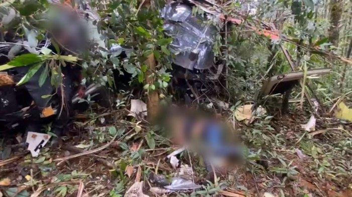 Penampakan-serpihan-Helikopter-Bell-429-PK-WSW-dan-korban-di-dì-Halmahera-Tengah.jpg
