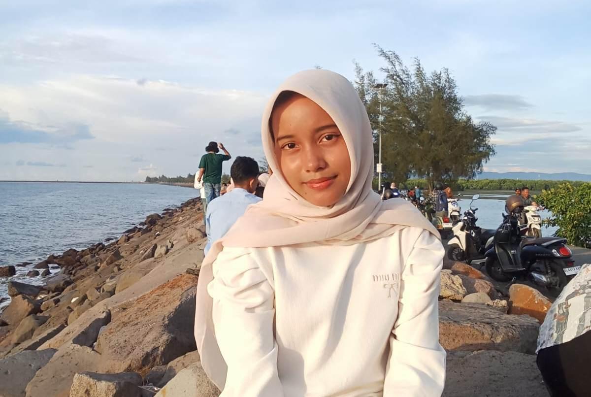Pengunjung-menikmati-suasana-sore-di-kawasan-batu-batuan-Pantai-Ulee-Lheue.jpg