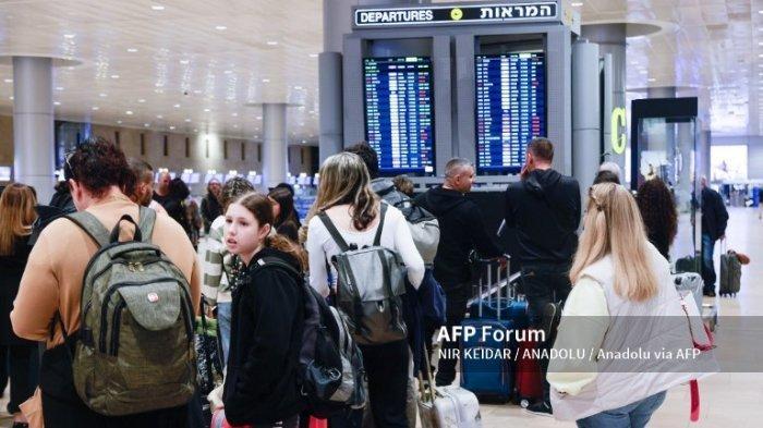 Penumpang-menunggu-setelah-Israel-menutup-wilayah-udaranya.jpg