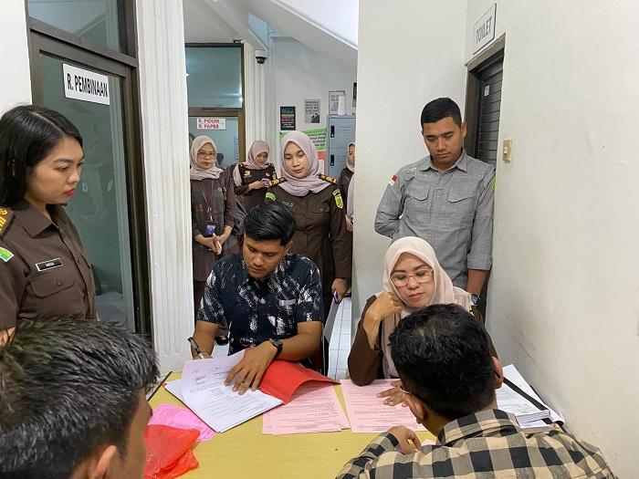Penyidik-Kejari-Banda-Aceh-menerima-tersangka-pelecehan-seksual-terhadap-anak.jpg
