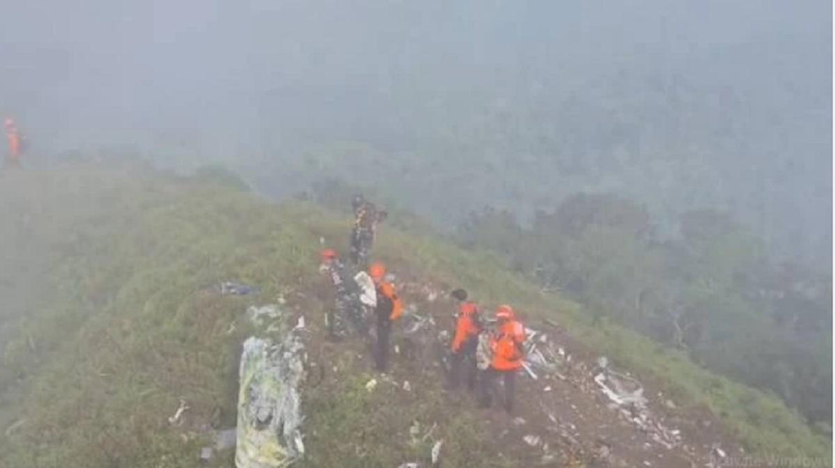 Personel-SAR-Gabungan-menemukan-serpihan-pesawat-ATR-42-500-di-Gunung-Bulusaraung.jpg