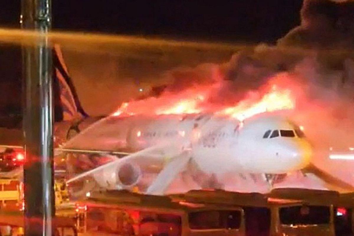 Pesawat-penumpang-Air-Busan-terbakar-di-Bandara-Internasional-Gimhae-Korea-Selatan.jpg