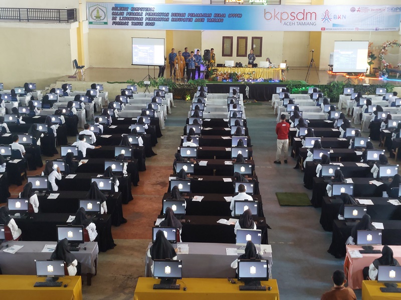 Peserta-uji-seleksi-kompetensi-PPPK-mendengarkan-arahan-Pj-Bupati-Aceh-Tamiang.jpg