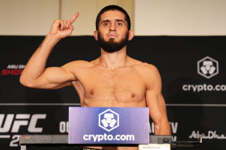 Petarung-asal-Rusia-Islam-Makhachev-berpose-di-sesi-timbang-badan-UFC-280.jpg