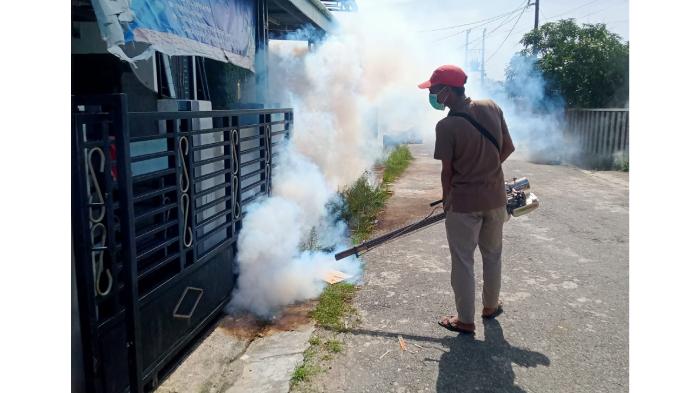 Petugas-Dinas-Kesehatan-Aceh-Singkil-melakukan-fogging.jpg