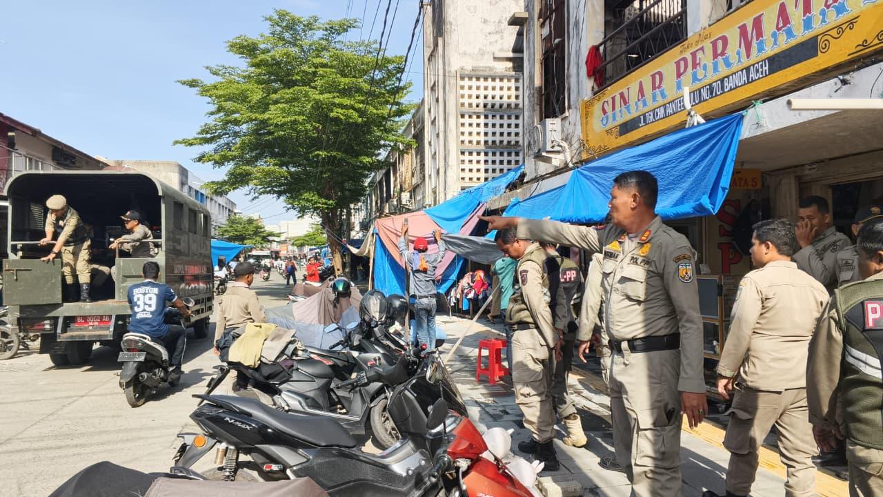 Petugas-Satpol-PP-WH-Kota-Banda-Aceh-menertibkan-pedagang-di-pasar-aceh.jpg