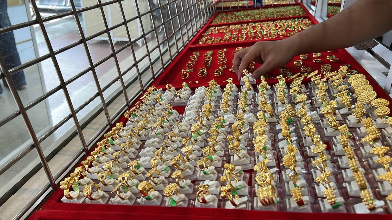 Petugas-di-Toko-Emas-Jasa-Sejahtera-di-Langsa_warga-yang-hendak-membeli-dan-menjual-emas.jpg