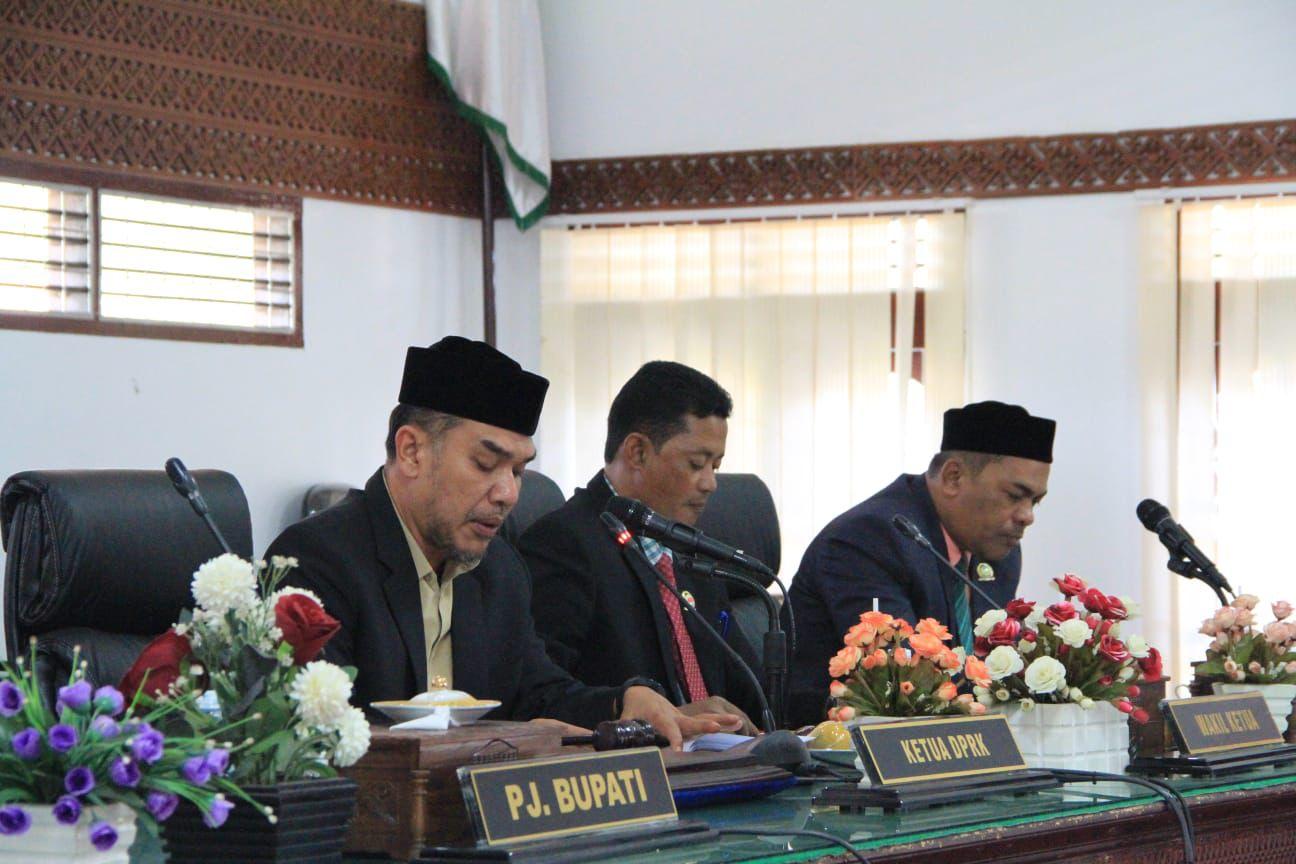 Pimpinan-DPRK-Aceh-Besar-memimpin-rapat-paripurna.jpg