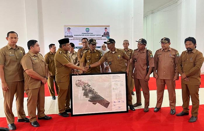 Pj-Bup-Abdya-Darmansah-serahkan-peta-desa.jpg