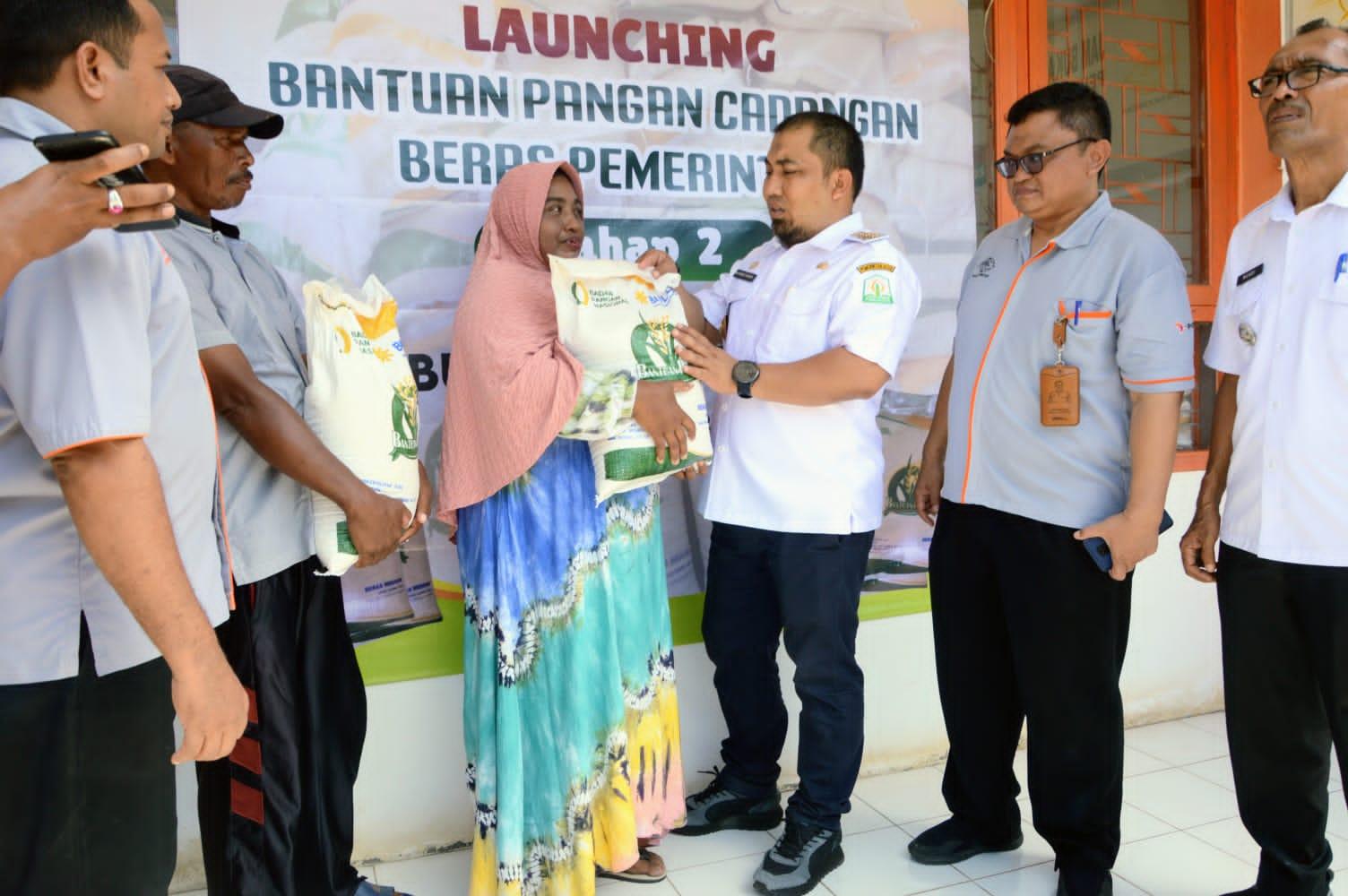 Pj-Bupati-Aceh-Besar-Serahkan-Bantuan-Beras.jpg