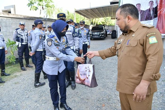 Pj-Bupati-bagi-paket-lebaran-ke-personel-Dishub.jpg