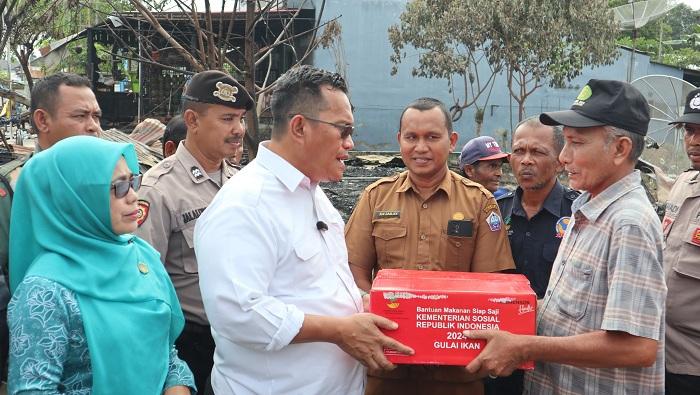 Pj Bupati Pijay Salur Bantuan Masa Panik untuk 14 Korban Kebakaran 