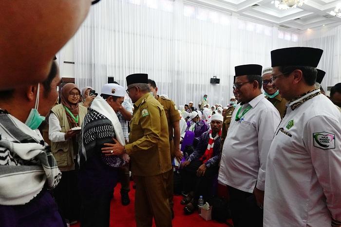 Pj-Gubernur-Aceh-Bustami-Hamzah-saat-menyapa-seorang-jamaah.jpg