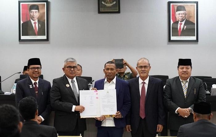 Pj-Gubernur-Aceh-Bustami-SE-MSi-melakukan-penandatangan-berita-acara-persetujuan-bersama.jpg
